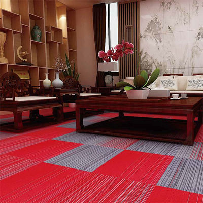 Tejas de alfombra Art Deco de gradiente rojo cuadrado en patrón de pila de bucle para interiores