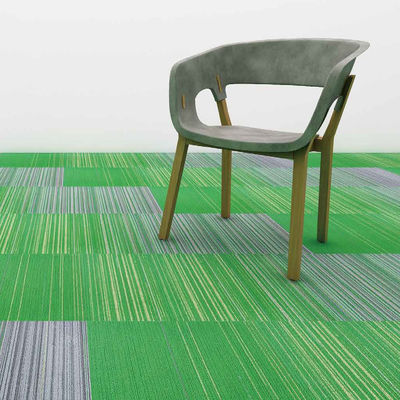 Tejas de alfombra Art Deco de gradiente rojo cuadrado en patrón de pila de bucle para interiores