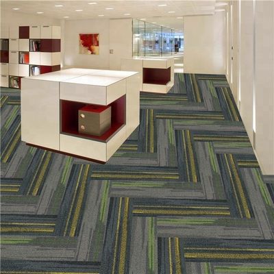 Tejas de alfombra comercial 100% de nylon 25cmx100cm para uso decorativo en el piso de la habitación del hotel