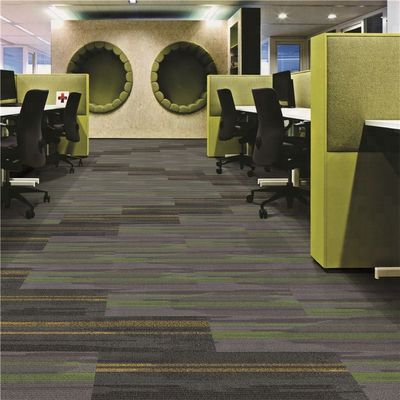 Tejas de alfombra comercial 100% de nylon 25cmx100cm para uso decorativo en el piso de la habitación del hotel