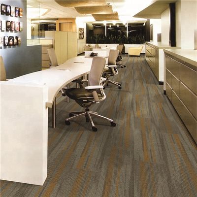 Tejas de alfombra comercial 100% de nylon 25cmx100cm para uso decorativo en el piso de la habitación del hotel