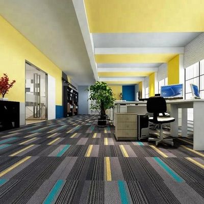 Tejas de alfombra de nylon de 50x50 para oficinas Alturas de pilas de 4.0 /-0.5 mm Eficiencia de la sala comercial