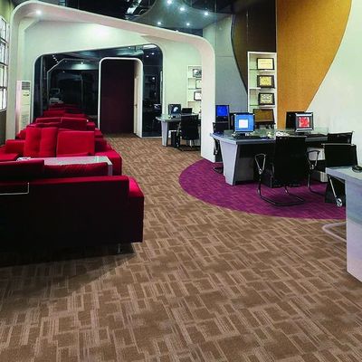 Tejas de alfombra púrpura comercial y cuadrada sin tejido con patrón hermoso