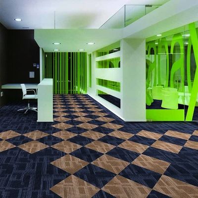 Tejas de alfombra púrpura comercial y cuadrada sin tejido con patrón hermoso