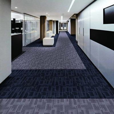 Tejas de alfombra púrpura comercial y cuadrada sin tejido con patrón hermoso