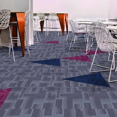 Tejas de alfombra púrpura comercial y cuadrada sin tejido con patrón hermoso