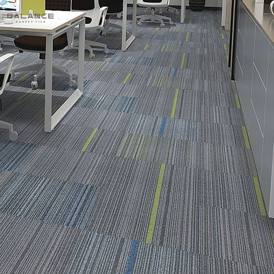 Sala comercial estilo moderno 600x600 azulejos de alfombra de PVC cuadrados con diseño hecho por máquina