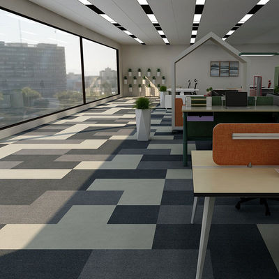 Estancia de oficinas de 50x50 azulejos de alfombra con 450 g/m2 de peso de pila a granel