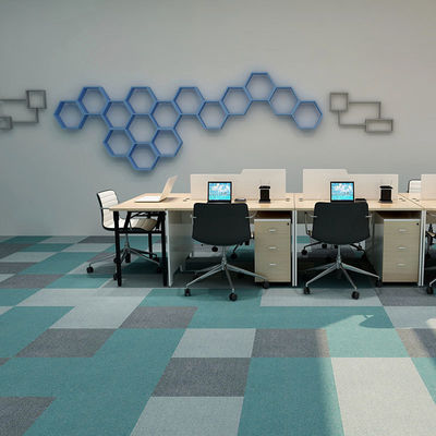 Estancia de oficinas de 50x50 azulejos de alfombra con 450 g/m2 de peso de pila a granel