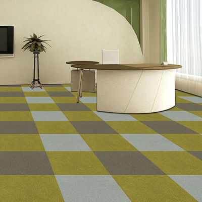 Estancia de oficinas de 50x50 azulejos de alfombra con 450 g/m2 de peso de pila a granel