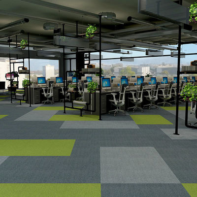 Estancia de oficinas de 50x50 azulejos de alfombra con 450 g/m2 de peso de pila a granel