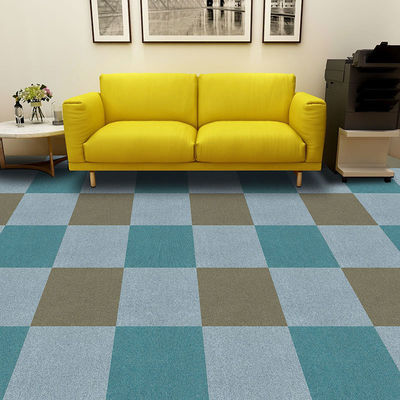 Estancia de oficinas de 50x50 azulejos de alfombra con 450 g/m2 de peso de pila a granel