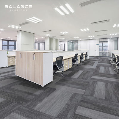 Tejas de alfombra personalizadas de estilo moderno para pisos de oficinas comerciales de 18x36 con respaldo de PVC