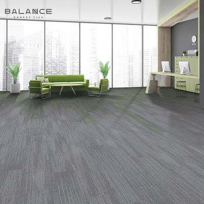Tejas de alfombra personalizadas de estilo moderno para pisos de oficinas comerciales de 18x36 con respaldo de PVC