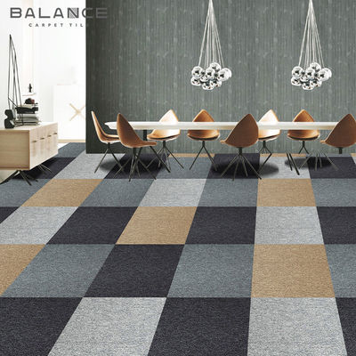 Tejas de alfombra modulares de 50x50 PP en color personalizado para oficinas comerciales