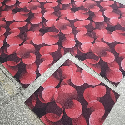 Los azulejos de alfombra de lujo de impresión de lujo 50x50 La solución perfecta para espacios comerciales