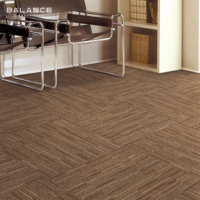 Tejas de alfombra de PVC de respaldo de rayas grises 50x50 Construcción cuadrada Mulit Pilar de bucle de nivel