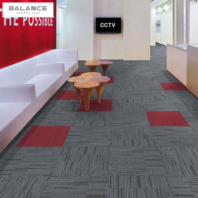 Tejas de alfombra de PVC de respaldo de rayas grises 50x50 Construcción cuadrada Mulit Pilar de bucle de nivel