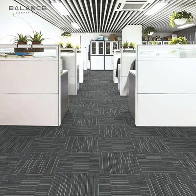 Tejas de alfombra de PVC de respaldo de rayas grises 50x50 Construcción cuadrada Mulit Pilar de bucle de nivel