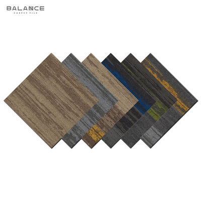 Tejas de alfombra de apoyo de PVC modulares Peso total 4500 g/m2 ± 3% para oficinas comerciales y hogares
