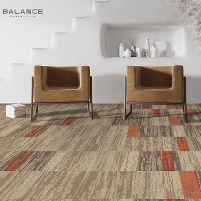 Tejas de alfombra de apoyo de PVC modulares Peso total 4500 g/m2 ± 3% para oficinas comerciales y hogares