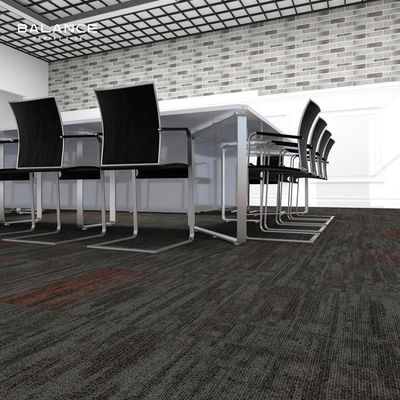 Alfombra modular de PVC de pila de bucle plano personalizado para patrones modernos en espacios comerciales