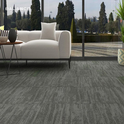Alfombra modular de PVC de pila de bucle plano personalizado para patrones modernos en espacios comerciales