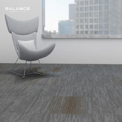 Alfombra modular de PVC de pila de bucle plano personalizado para patrones modernos en espacios comerciales