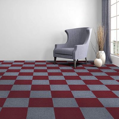 Las baldosas para alfombras con pegamento propio gris son duraderas y duraderas