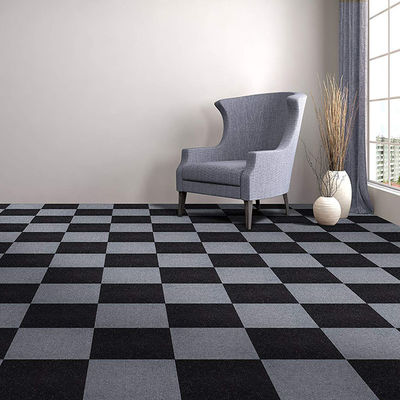 Las baldosas para alfombras con pegamento propio gris son duraderas y duraderas