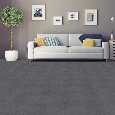 Las baldosas para alfombras con pegamento propio gris son duraderas y duraderas