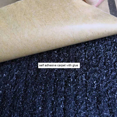 Las baldosas para alfombras con pegamento propio gris son duraderas y duraderas
