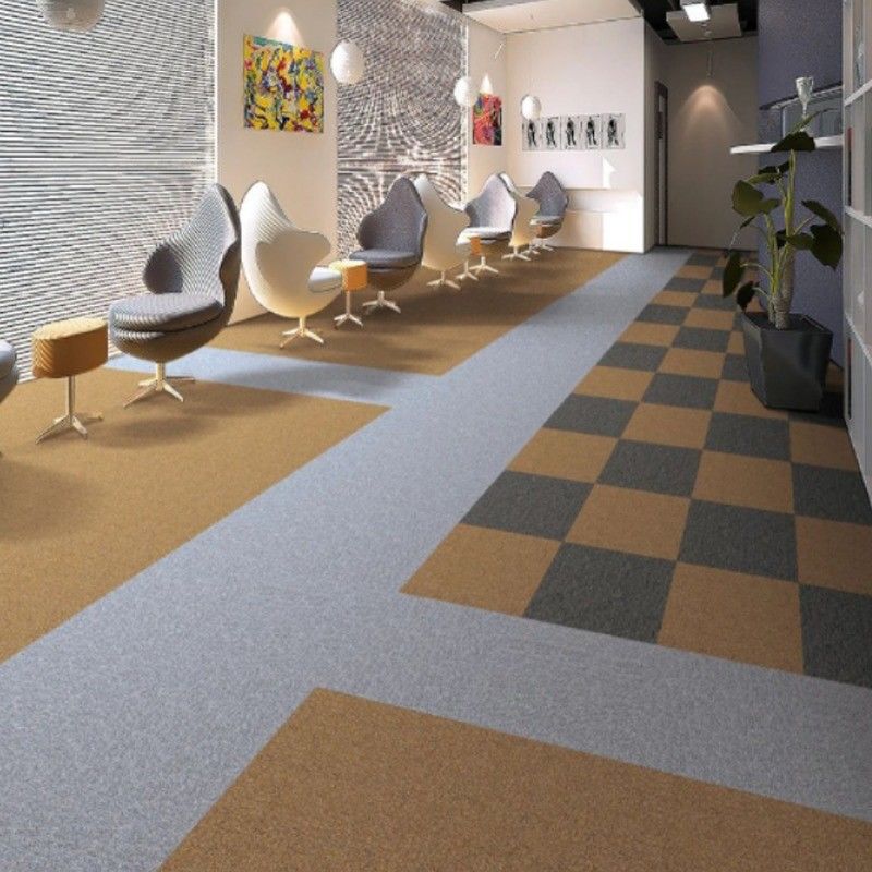 2024 Materiales PP Tejas de alfombra Accesorios para suelos con soporte de betún Alturas medianas de pila