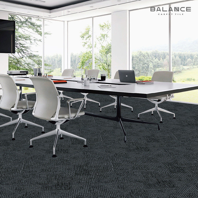 Tejas rectangulares modulares para alfombras de oficina 60 x 60 con soporte de PVC y patrón geométrico