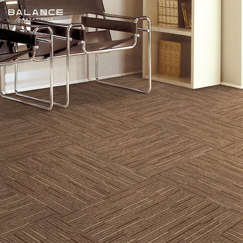 Tejas de alfombras comerciales de color sólido Diseño geométrico con material resistente a las manchas