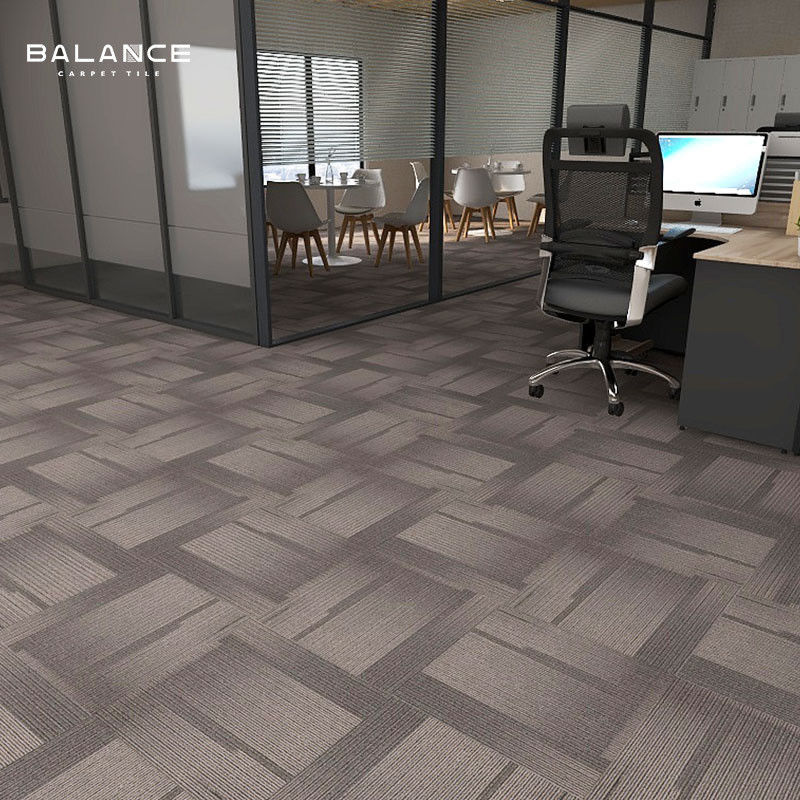 Peso de la pila 520g/m2 Material de estilo moderno PP Tejas de alfombra lavables para proyectos de oficina