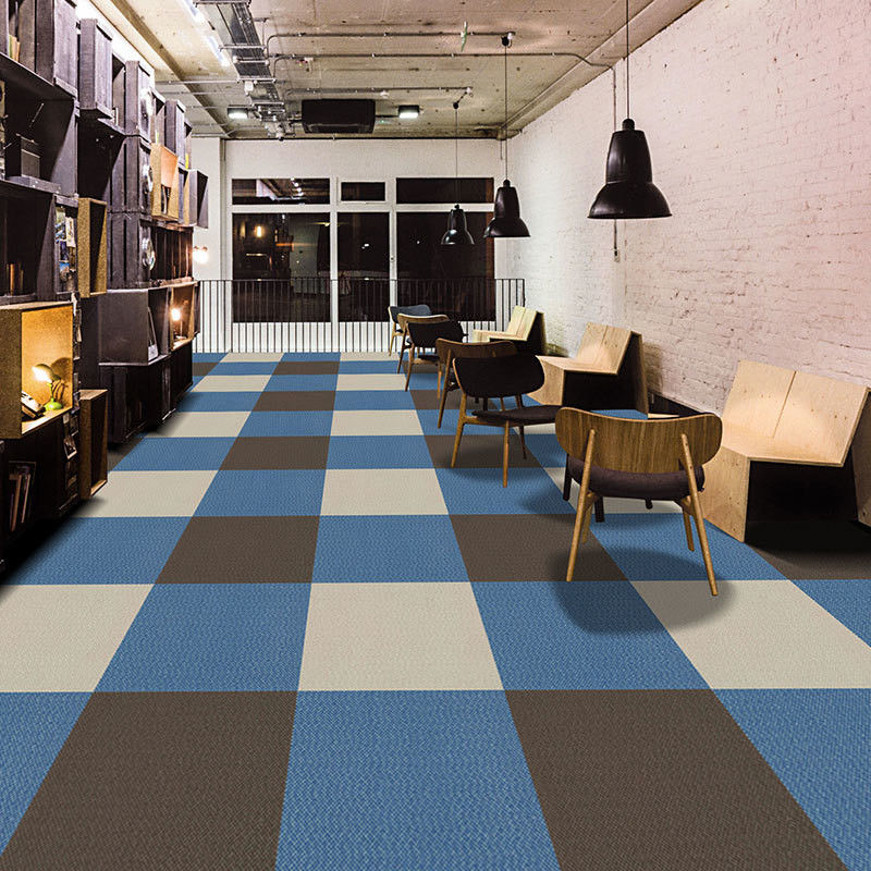 Alfombras de oficina comerciales Matriz de azulejos de alfombra amarilla 50 * 50 para el rendimiento de adultos