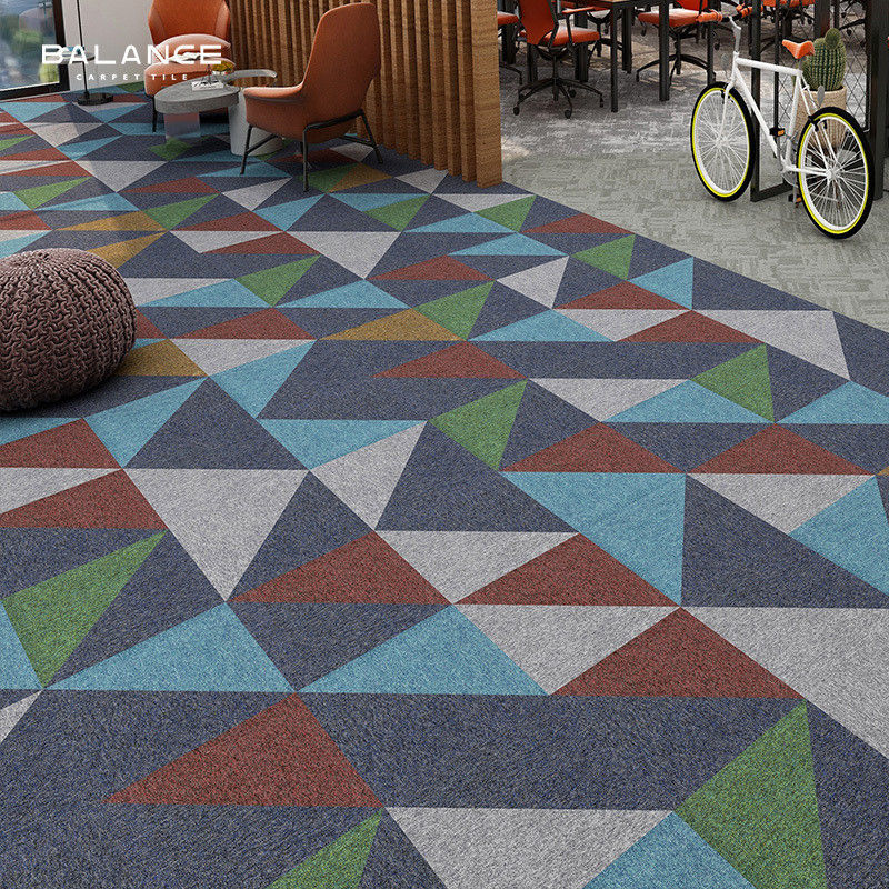 100% de nylon para oficinas comerciales Tejas de alfombra 50x50 Decoración modular Diseño moderno