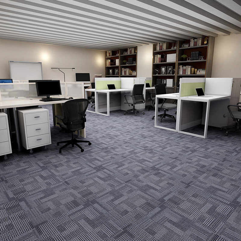 Piso para oficinas comerciales 50*50 cm Alfombras con fondo de PVC y peso de pila de 528 g/m2