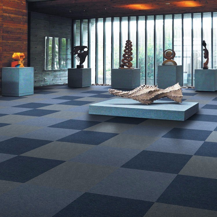 Tejas de alfombra de PVC de superficie de PP decorativa para pisos de oficinas comerciales