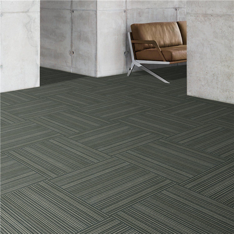 50x50cm PP Loop Pile Alfombra de tejas para oficinas Hoteles hogares pisos de dormitorios en patrón de rayas