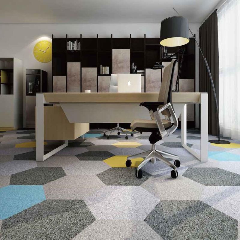 Tejas de alfombra de color hexagonal de bricolaje de máquina para mejorar el piso de la oficina
