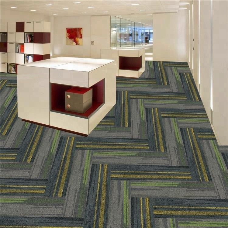 Tejas de alfombra comercial 100% de nylon 25cmx100cm para uso decorativo en el piso de la habitación del hotel