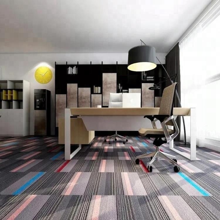 Tejas de alfombra de nylon de 50x50 para oficinas Alturas de pilas de 4.0 /-0.5 mm Eficiencia de la sala comercial