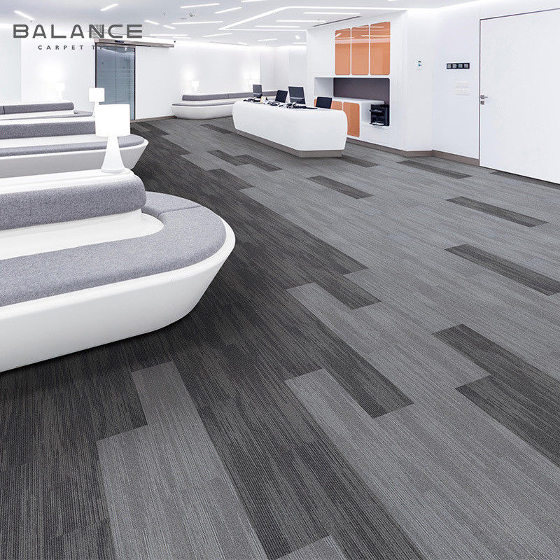 Tejas de alfombra personalizadas de estilo moderno para pisos de oficinas comerciales de 18x36 con respaldo de PVC