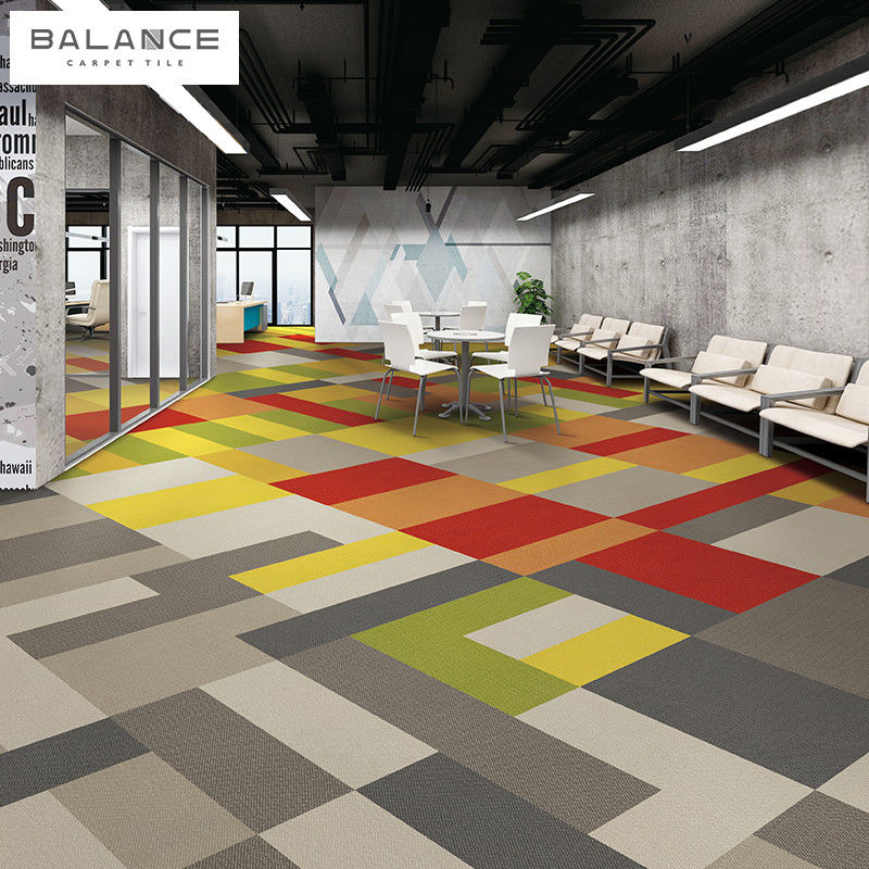 Moderno diseño colorido 50x50 azulejos de alfombra comercial a prueba de fuego para salas de conferencias