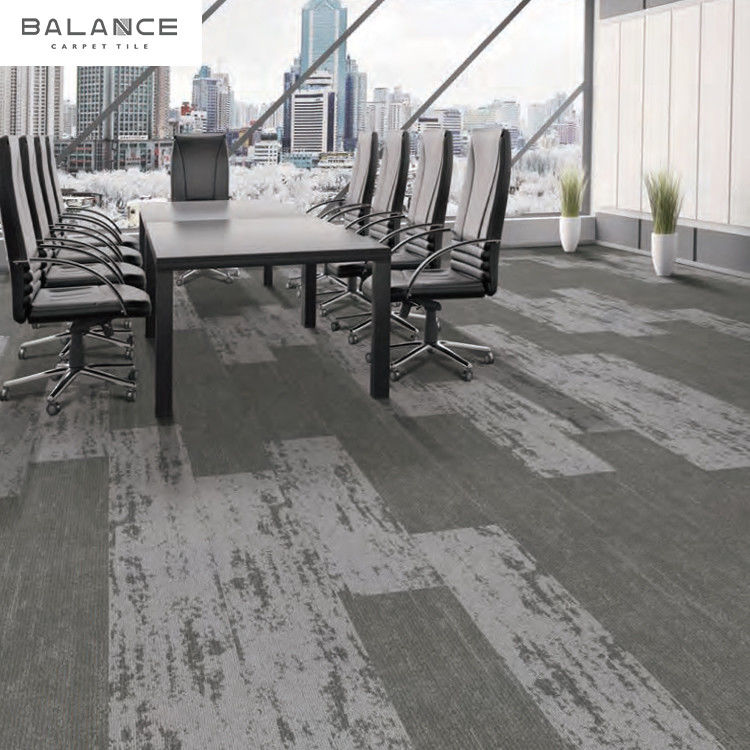 Cuarto de oficina comercial de estilo moderno de nylon PVC 25 * 100 Tejas de alfombra con diseño moderno