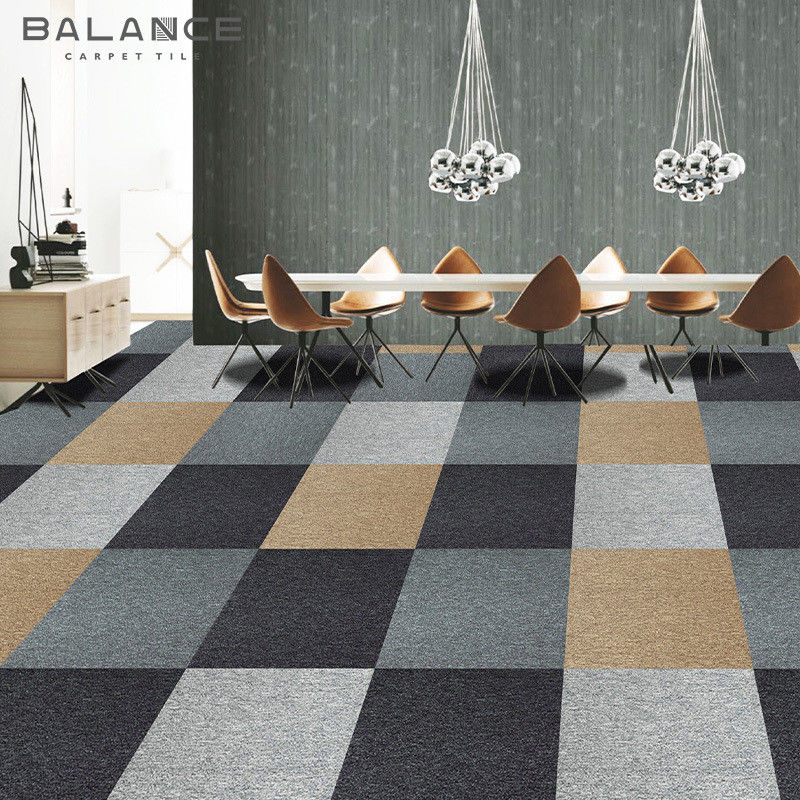Tejas de alfombra modulares de 50x50 PP en color personalizado para oficinas comerciales