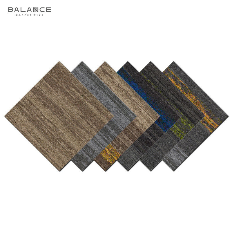 Tejas de alfombra de apoyo de PVC modulares Peso total 4500 g/m2 ± 3% para oficinas comerciales y hogares